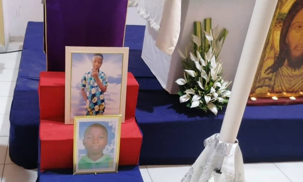 Gedenken an Laurent Barthélemy in Abidjan, ein Kind aus der Elfenbeinküste, das vor einem Jahr im Wagenlager eines Flugzeugs in Paris tot aufgefunden wurde